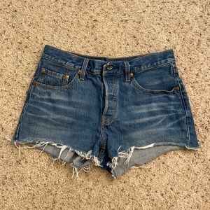 Blue Levi’s 501 denim shorts size 27